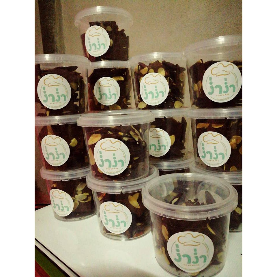 บราวนี่กรอบ กรอบหอมอร่อย ช็อกโกแลตชิพ+แอลมอนด์สไลด์ บรรจุ 50 กรัม