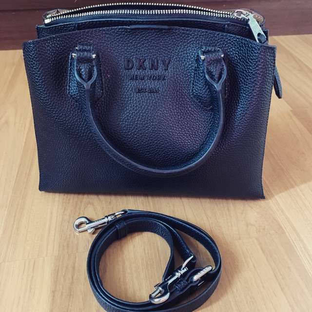 กระเป๋า DKNY แท้ มือสองสภาพดี95% ใช้งานเอง อะไหล่สภาพดีไม่ลอก ซื้อจากเซ็นทรัลปลายปี62 สายสะพายข้างหร