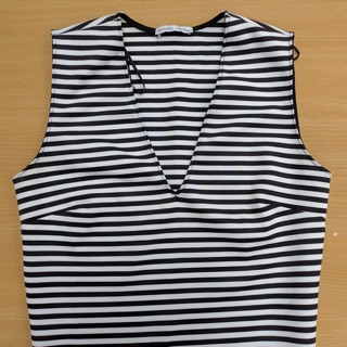 เสื้อยืดคอวีซาร่า ทรงเข้ารูป แขนกุด ลายขวาง มือ2 สภาพดี แบรนด์Zara