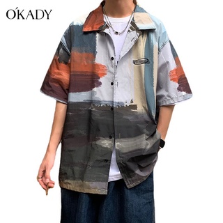 OKADY เสื้อ เสื้อเชิ้ตแขนสั้นผู้ชายแฟชั่นทรงหลวมพิมพ์คู่แขนสั้นปกเสื้อเทรนด์ เสื้อเชิ้ตผู้ชาย