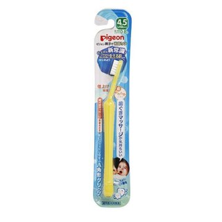 แปรงสีฟันช่วยแปรงสำหรับเด็ก  แบบโค้ง พีเจ้น Pigeon Finishing Toothbrush, 4.5-12 เดือน[Japan] by kidandtoyshop