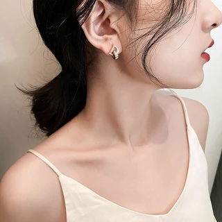 ต่างหูเหล็กไทเทเนียม รูปตัวอักษร D ประดับเพชรเทียม