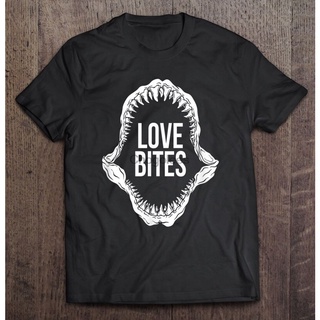 [S-5XL]เสื้อยืด พิมพ์ลาย Loe Bites Shark สไตล์คลาสสิก ไม่ซ้ําใคร สําหรับผู้ชาย 623301