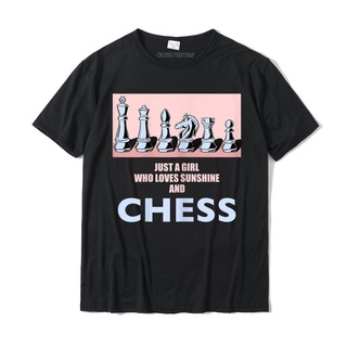 เสื้อยืด ผ้าฝ้าย พิมพ์ลายหมากรุก A Girl Who Loves Chess Cool Saying สําหรับผู้ชาย ผู้หญิงสามารถปรับแต่งได้