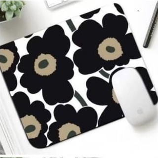 MERIMEKKO  BW  แผ่นรองเม้าส์ แผ่นรองเมาส์ เมาส์ สี่เหลี่ยม ลาย MERIMEKKO BW ดอกไม้ ขนาด 21 x 26 cm สวยงาม น่าใช้งาน 8118