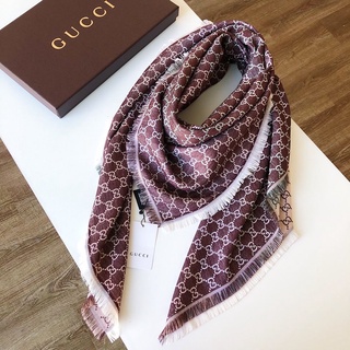 ผ้าพันคอ GUCCI jACQUARD SCARF เนื้อผ้าดีมากๆ  สีออกเหลือบๆ ดูหรูหรา มาพร้อม กล่องขนาด 140x140cm