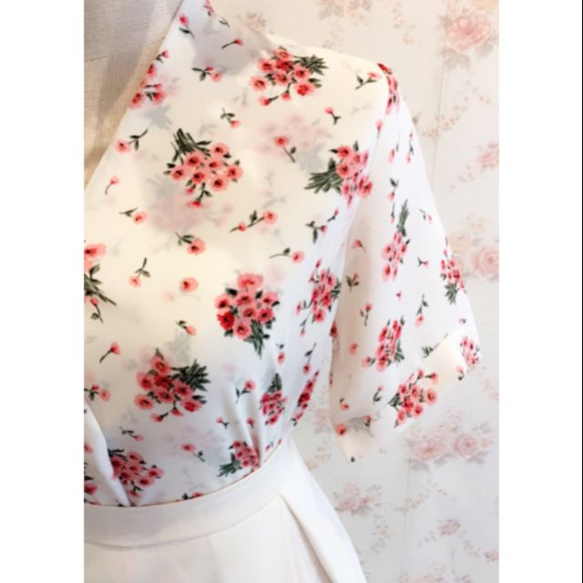 'Peony Top 🍬พร้อมส่ง‼️
💕เสื้อคอวี ไม่บางน๊า