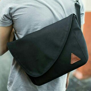 Water repellent camera bag (m) กระเป๋ากล้องทรง Messenger สีดำ