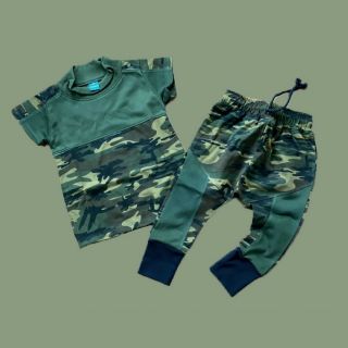 Steve camo army
ชุดเซ็ตคอเต่าแขนสั้น แต่งแถบที่ไหล่ มากับกางเกงขายาวทหารแถบขี้ม้า ตัดด้วยกุ้นข้อสีดำ เนื้อผ้าใส่สบาย