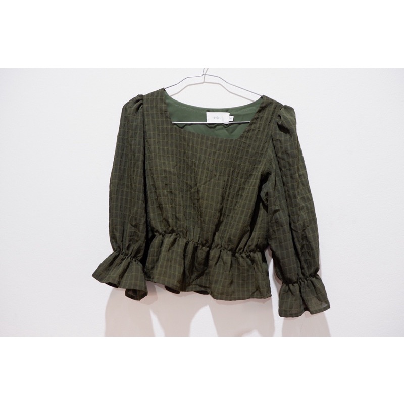 เสื้อสีเขียว จาก stilistashop