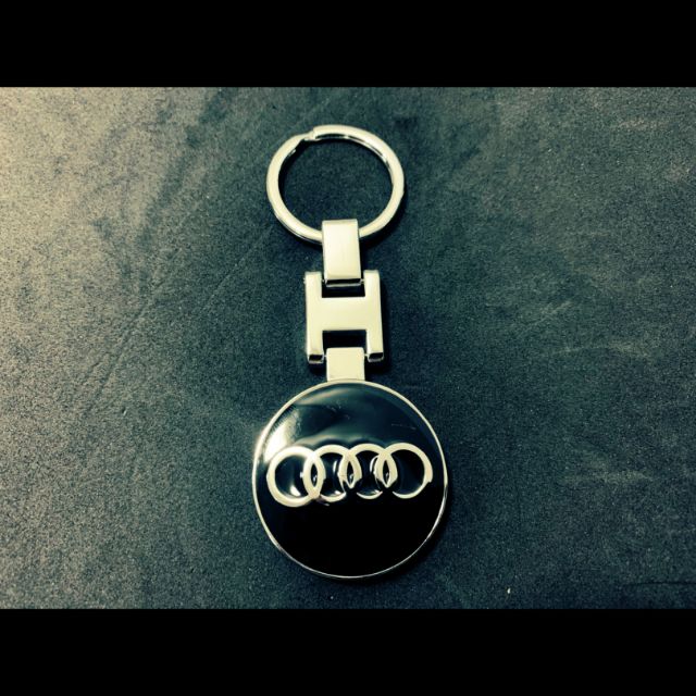 Best saller พวงกุญแจโลโก้รถยนต์ (AUDI) METAL KEYCHAIN แป้นเหยียบกันลื่น logo logoรถ โลโก้รถ ดุมล้อ BENZ