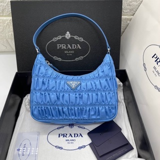 Prada Original Grade Size21cmมีมาหลายสี สวยทุกสีเลยค่ะ เนี๊ยบเป๊ะ จีบสวยงานคุณภาพตรงตามต้นฉบับทุกประการค่ะ