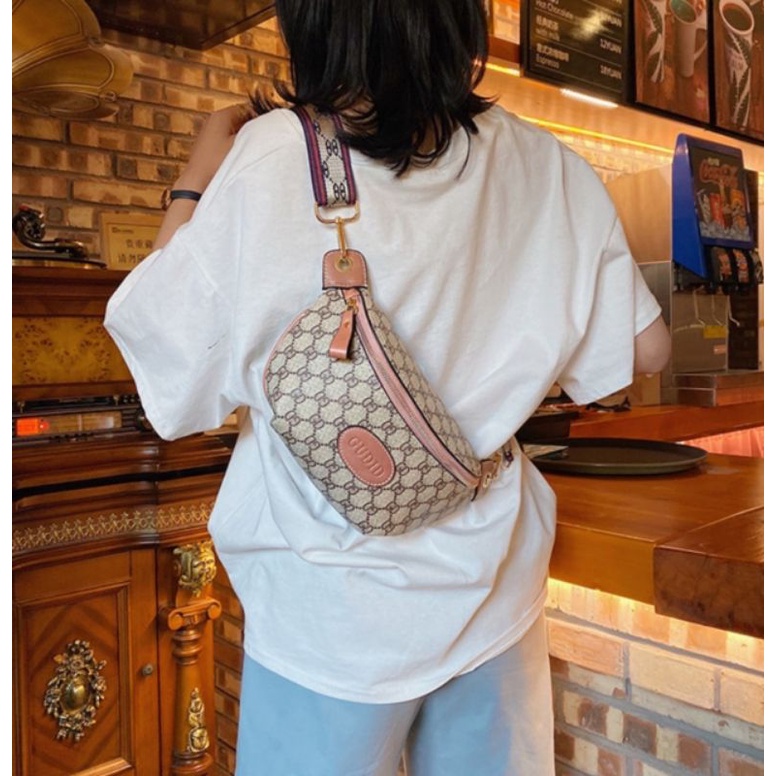 ลดพิเศษ (จัดส่งทันที) กระเป๋าคาดอกผญ กระเป๋าคาดเอวผญ งานสวยตรงปกหนังดีมีซิปหลัง