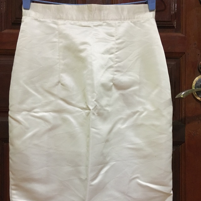 กระโปรงผ้าไหม สีขาว ผ้าใส่ครั้งเดียว Size M Brand Veera