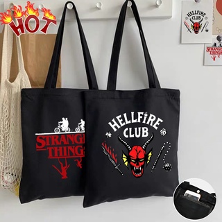 กระเป๋าช้อปปิ้ง ผ้าแคนวาส พิมพ์ลาย Hellfire Club &amp; Stranger Things เป็นมิตรกับสิ่งแวดล้อม พร้อมกระเป๋าด้านใน และกระดุม สําหรับผู้หญิง