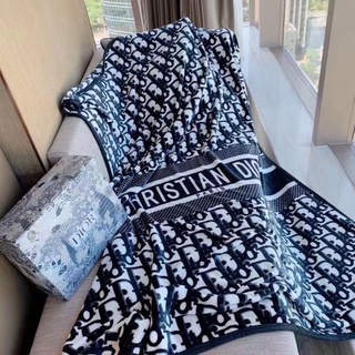 ผ้าห่ม ดิออร์ MONOGRAM BLANKET  สินค้ามาพร้อมกล่องนะคะ ราคา 1250-. ขนาด 150*200 cm เนื้อผ้านิ่มอุ่น ถ่ายสดจากสินค้าจริง