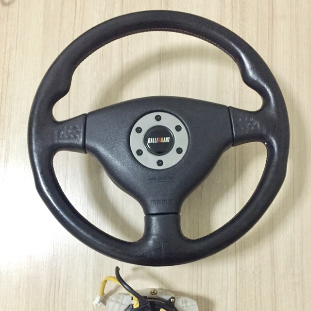 พวงมาลัย. Momo