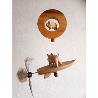 โมบายลมรูปหมูโต้คลื่น Charming Pig Surfboard Shaped Wind Chime Mobiles - Perfect for a Playful Touch to Your Patio!