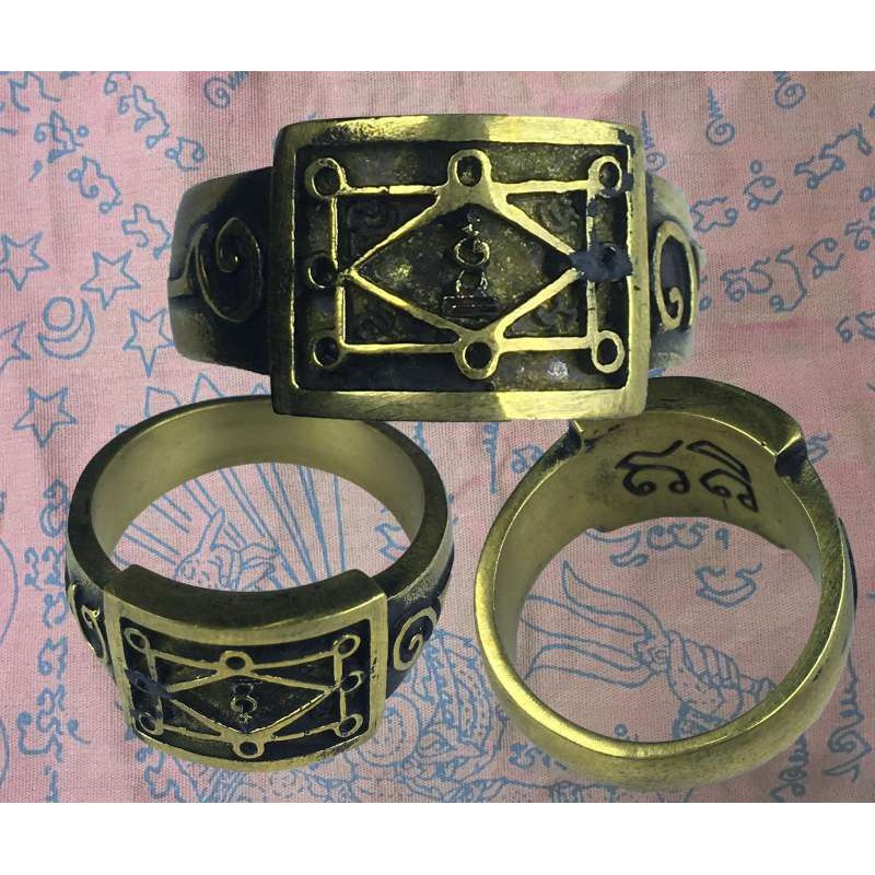 แหวนพระ แหวน ยันต์ตาราง หลวงพ่อกวย หลวงปู่หมุน อธิฐานจิตร ทองเหลือง พร้อม ถุงเรี่ยกทรัพย์