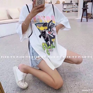แก็ง LOONEYTUNEมาแล้วจ้าาา เสื้อ cotton ทรงสปอตร์ เป็น oversize ผ่าข้างสูง ทำแทบเส้นดำ ตัดขอบข้าง ให้ดู cool ขึ้นนะค่ะ