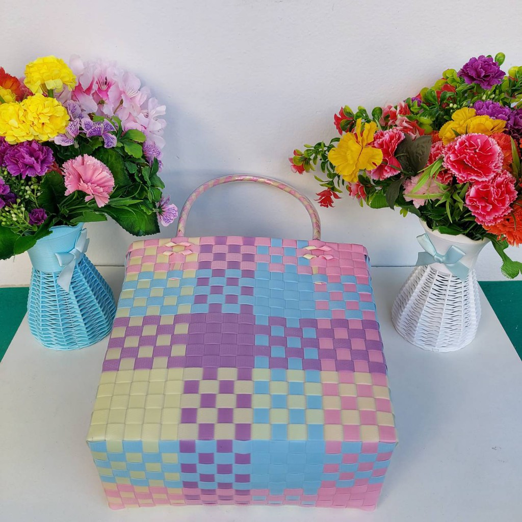 กระเป๋าสาน เส้นพลาสติก  แบบถือ สียูนิคอรน กว้าง13ยาว24.5สูง23cmวัดจากขอบปากกระเป๋า - รูปที่ 3