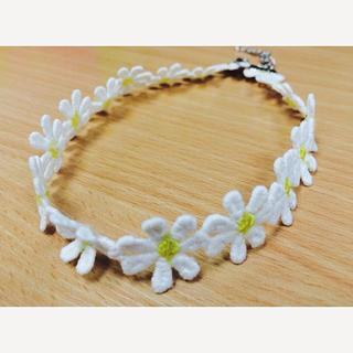 Daisy choker necklace