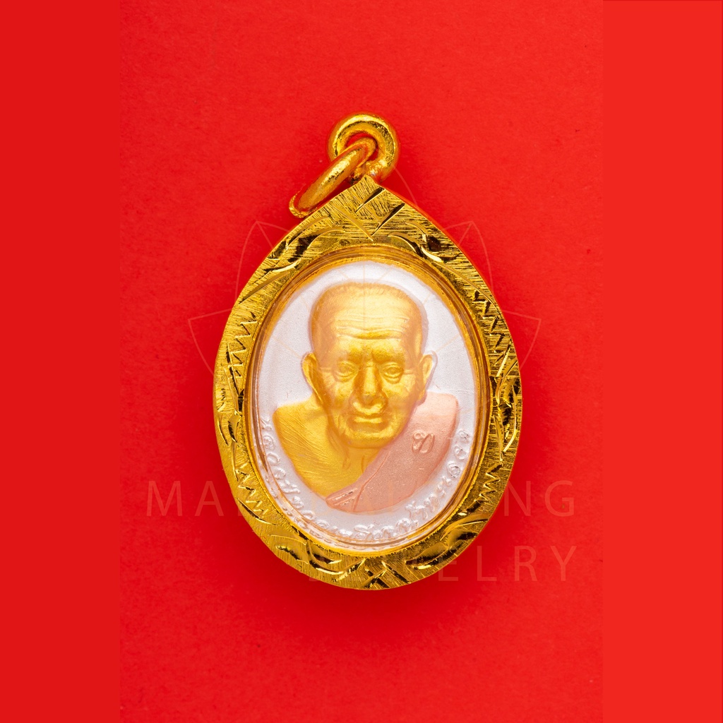 จี้พระ จี้พระหลวงปู่ทวดสามกษัตริย์  เนื้อทองเหลืองลงซาติน หลังยันต์โหงวเฮ้ง ทรงไข่ กรอบหนาแกะลาย - รูปที่ 2
