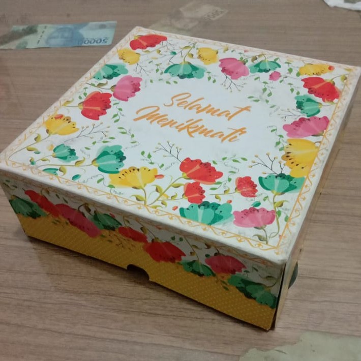 (OKEY กระดาษแข็งพับ) Flower Motif Snack Box Uk. 20x 20 x 7