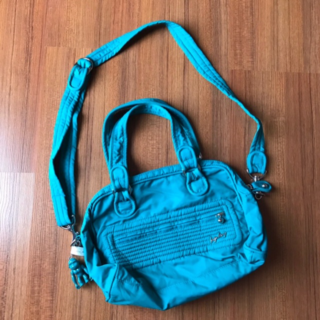 Used : กระเป๋า Klipling แท้ 💯 สีเขียว สะพายข้าง Size : 8x10 นิ้วไม่รวมสาย กว้าง 5 นิ้ว