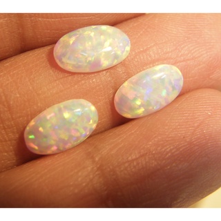 พลอยโอปอล สังเคราะห์!!! WHITE Fire Stripe OPAL รูปไข่ OVAL หลังเบี้ยรูปไข่ น้ำหนัก 0.70 กะรัต 6x9 มม.CABOCHAN GOOD POLIS