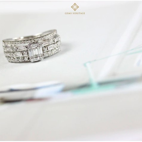 Gems Heritage   แหวนเพชรแท้ สี่แถว แนวเท่ๆ เพชรประกบ emerald cut  เพชรแท้น้ำ98 VVS2-VS1 เรือน 18K ทองคำขาว