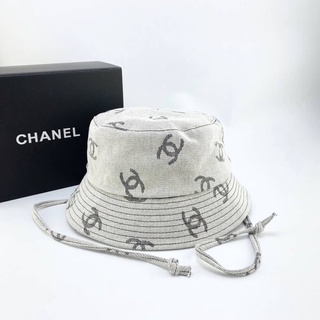 CHANEL CC ALL OVER LOGO PRINT BUCKET HAT WITH TIE หมวกบักเก็ต ทรงวินเทจ แบรนด์ชาแนล ผ้าแคนวาส พิมพ์ตัวหนังสือ cc ผูกคาง