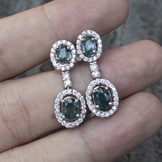 ต่างหูพลอยเขียวส่องจันทบุรี (Green Sapphire)ตัวเรือนเงินแท้92.5% ชุบทองคำขาว มีใบรับประกันสินค้า