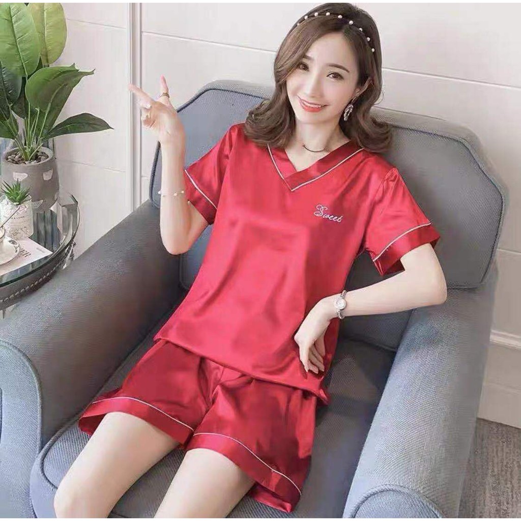 7200 ชุดนอนน่ารักๆ ผ้าซาตินใส่สาย แขนสั้นขาสั้น คอวี ปักอักษรอังกฤษเก๋ๆ สไตล์จีน (สินค้าพร้อมส่ง) - รูปที่ 2