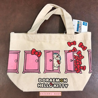 กระเป๋าหิ้ว Mini Tote Bag Doraemon meets Hello Kitty ลายประตูไปที่ไหนก็ได้ ขนาด 28.5 x 19 x 11 ซม.