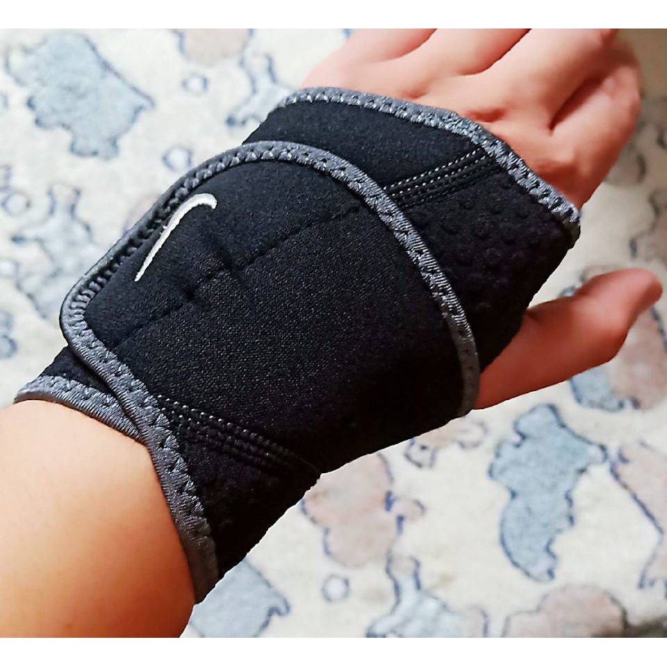 nike wrist and thumb wrap