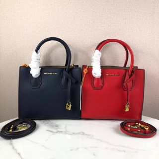 กระเป๋าถือ หรือสะพาย MICHAEL KORS ด้านในแบ่งเป็น 3 ช่อง มีช่องซิปตรงกลาง