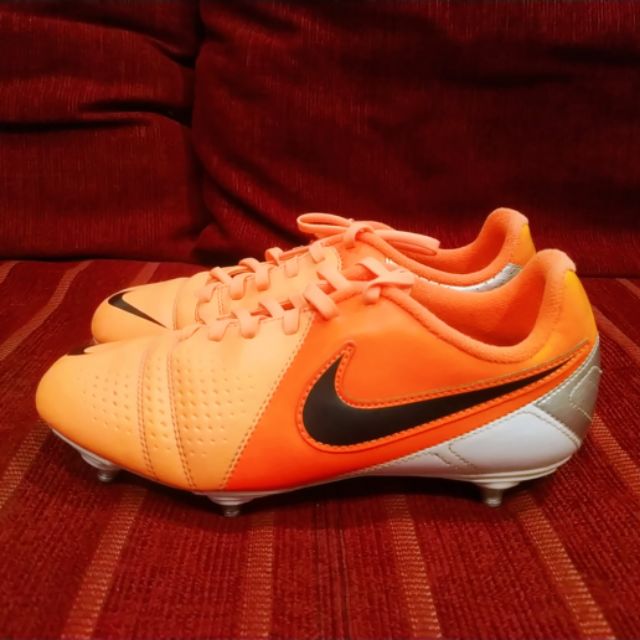 Nike ctr 360 รองเท้าฟุตบอล สตั๊ด สีส้ม
Size:  38 (มือสอง)