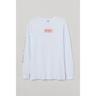 H&amp;M เสื้อผู้ชาย เสื้อยืดแขนยาว สีขาวลาย NASA