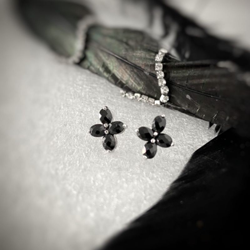 ต่างหูนิล (Black spinel earring)