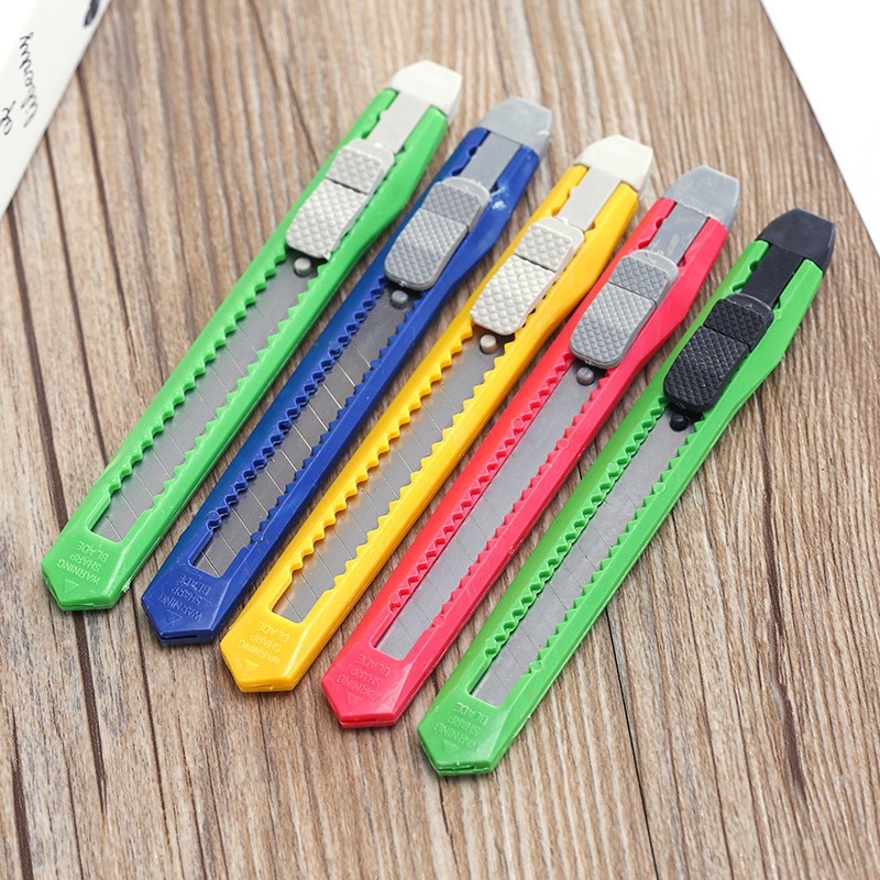 D_Mart คัตเตอร์ แบบสี มีดคัตเตอร์ ตัดกระดาษ หลากหลายสี ด้ามสวยๆ สีสันสดใส เครื่องเขียน