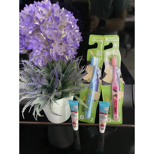 แปรงสีฟันเด็กขนแปรงเล็กนุ่มพิเศษ Brush me (3-6ขวบ) แถมฟรี ยาสีฟันสูตรสมุนไพรสำหรับเด็กกลิ่นสตรอเบอรี