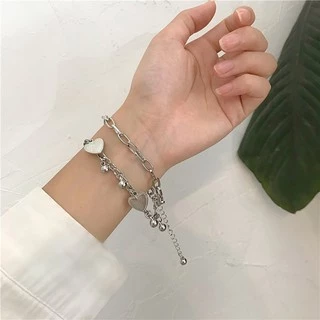 สร้อยข้อมือแฟชั่น แบบสองชั้น แต่งจี้ สีเงิน