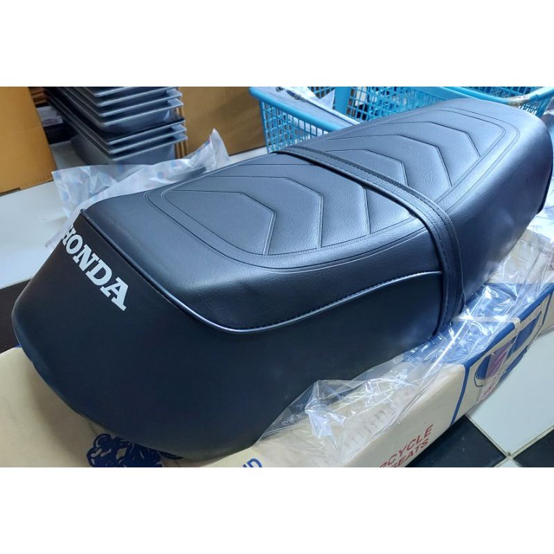 เบาะ gl100 125 ss1 เบาะเดิม Honda  Gl100 125 SS1 เบาะพื้นเหล็ก ลายเดิม ฮอนด้า จีแอล เอสเอสวัน แบบเปิดออกด้านข้าง 1ใบ