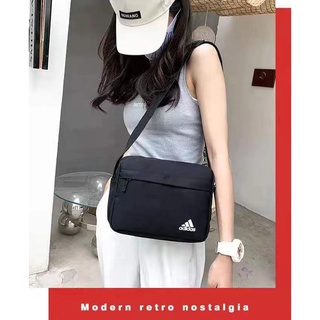 Adidasกระเป๋าสะพายข้างผู้ชายและผู้หญิงรุ่นใหม่（ขนาด: สูง 20 ซม. กว้าง 25 ซม. หนา 8 ซม）มี 2 แบบให้เลือก