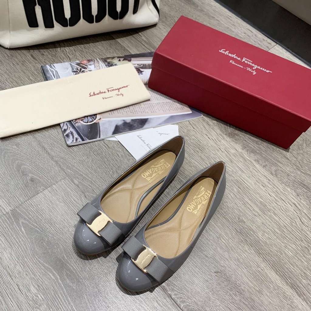 VARA series Salvatoreferragamo Fraser classic round head flat shoes