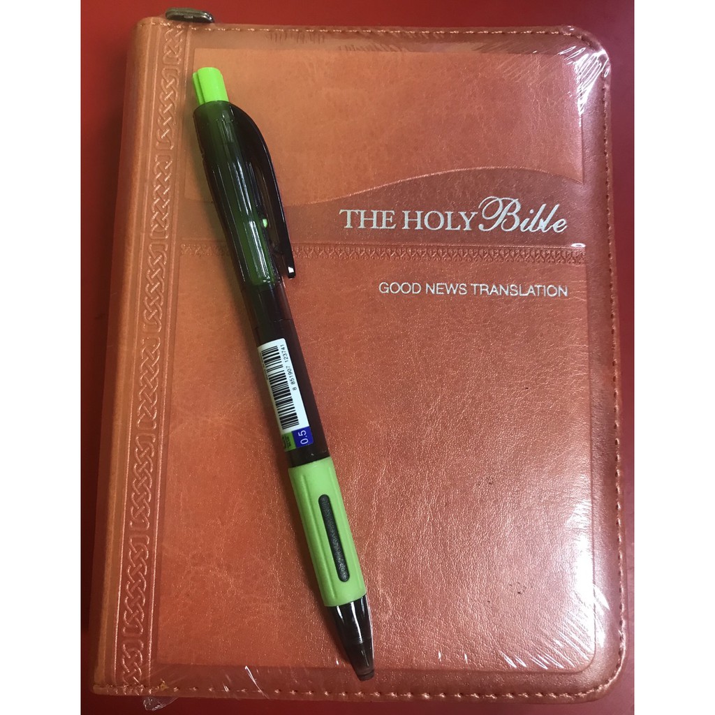 พระคัมภีร์ภาษาอังกฤษ ฉบับ Good News ปกหนังอิตาลี สีส้ม มีซิป 10x14.5x2.5 ซม.THE HOLY BIBLE GOODNEWS 