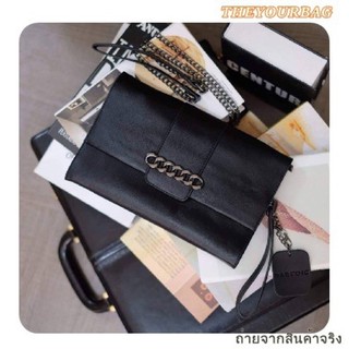 กระเป๋าสะพายจากแบรนด์ Parfois ตัวกระเป๋าสะพาย  ปรับเก็บสายถือเป็น clutch bag