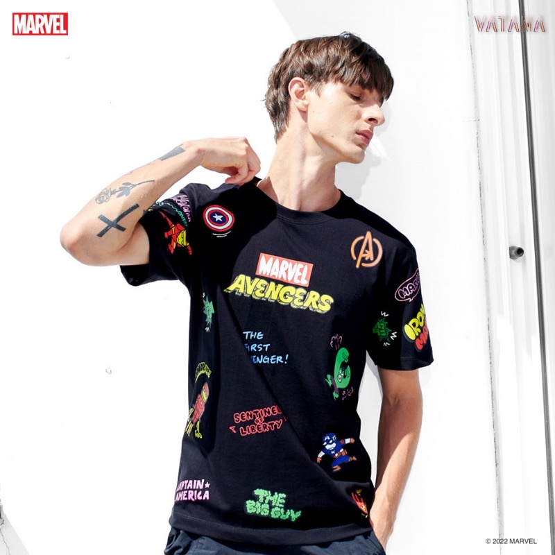 VATANA - เสื้อยืดพิมพ์ลาย MARVEL MINI HEROES OVP สีดำ ลิขสิทธิ์ MARVEL