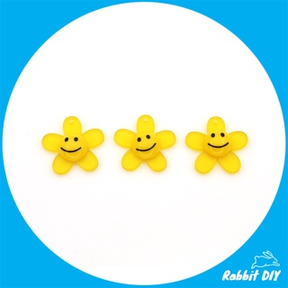 เรซิ่น ดอกไม้ 5 กลีบ Smiley ขนาด 3 ซม. สีเหลือง พร้อมรูสำหรับร้อย (แพ็ก 4 ชิ้น)